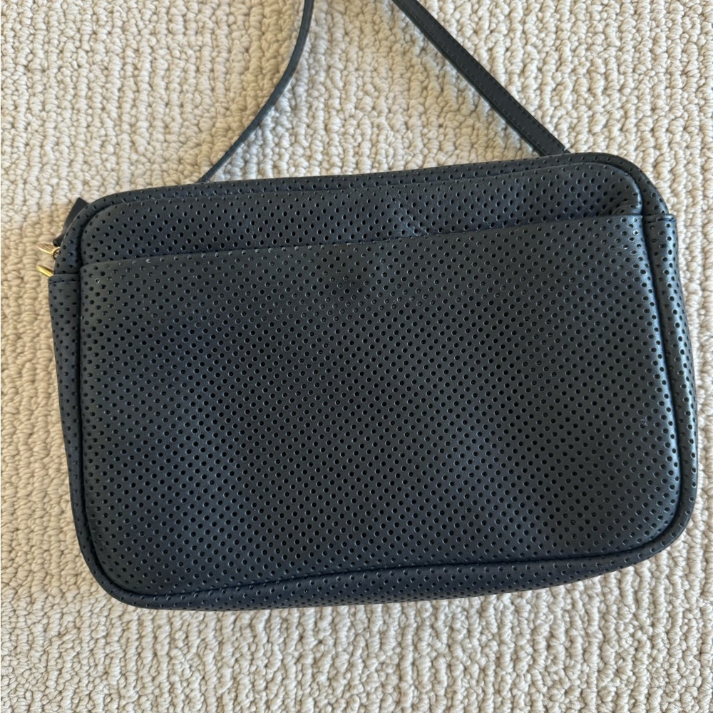 Claire V . MIDI Sac. Navy perforated crossbody